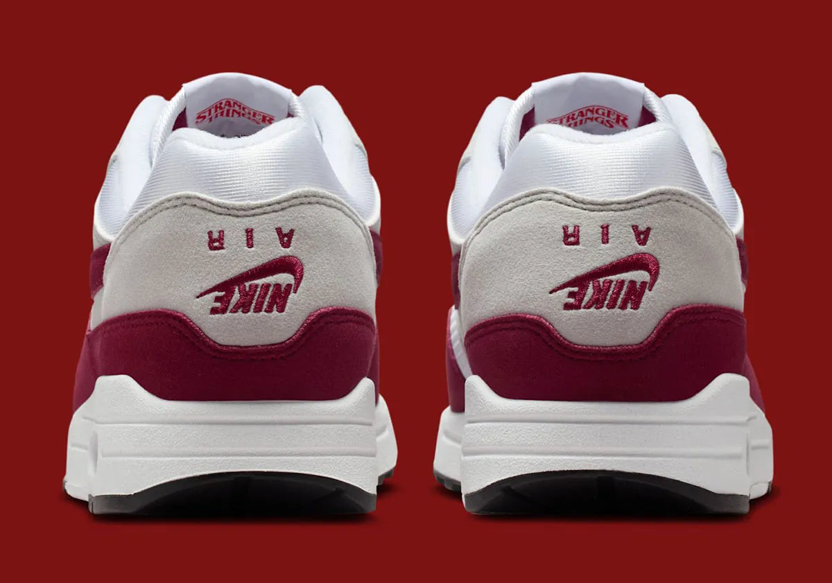 Nike Air Max 1 ’87 Stranger Things Steve Harrington en mesh blanc, suede gris et détails graphiques colorés inspirés de l’artiste. Vue arrière 