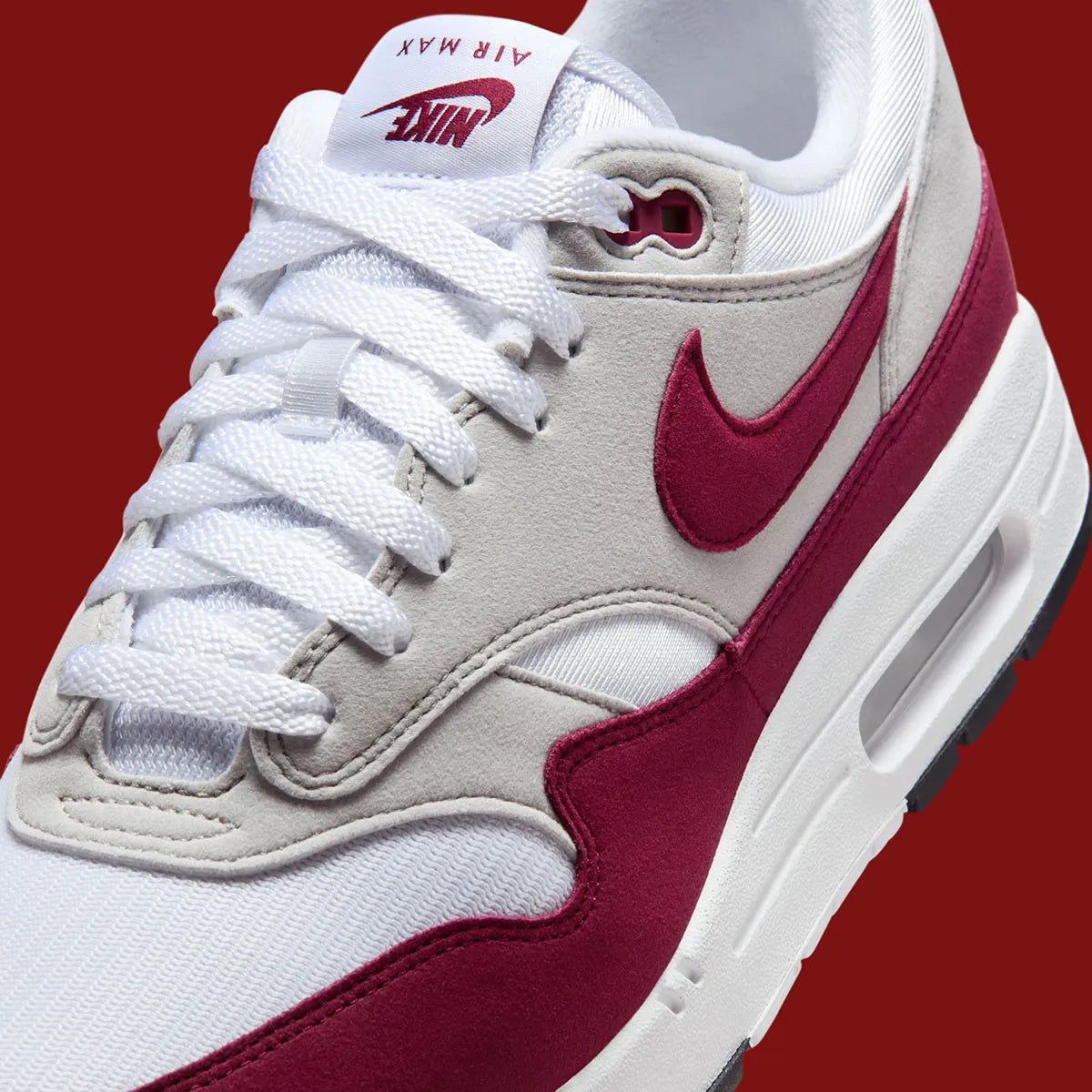 Nike Air Max 1 ’87 Stranger Things Steve Harrington en mesh blanc, suede gris et détails graphiques colorés inspirés de l’artiste. Vue zoomer