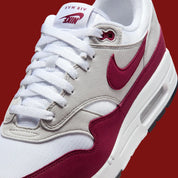 Nike Air Max 1 ’87 Stranger Things Steve Harrington en mesh blanc, suede gris et détails graphiques colorés inspirés de l’artiste. Vue zoomer