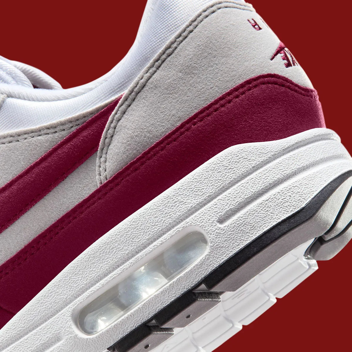 Nike Air Max 1 ’87 Stranger Things Steve Harrington en mesh blanc, suede gris et détails graphiques colorés inspirés de l’artiste. Vue zoomer