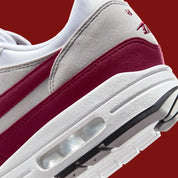 Nike Air Max 1 ’87 Stranger Things Steve Harrington en mesh blanc, suede gris et détails graphiques colorés inspirés de l’artiste. Vue zoomer