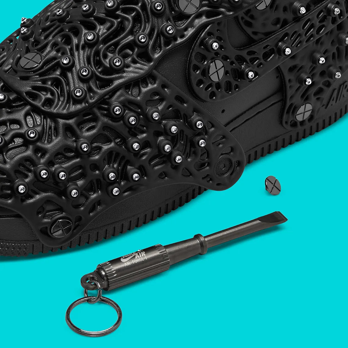 Image du tournevis de la Nike Air Force 1 Low Swarovski Retroreflective Crystals Black pour femme, sneaker noire en cuir avec Swoosh et panneaux incrustés de cristaux rétro-réfléchissants Swarovski.