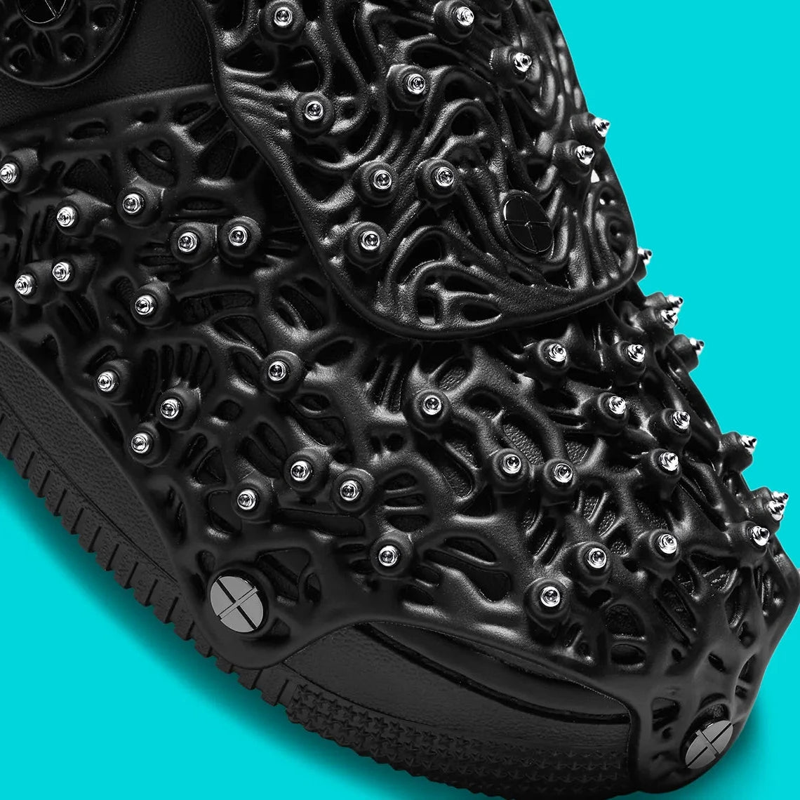 Image de la Nike Air Force 1 Low Swarovski Retroreflective Crystals Black pour femme, sneaker noire en cuir avec Swoosh et panneaux incrustés de cristaux rétro-réfléchissants Swarovski. Vue sur les détails de la toe-box. 