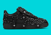 Image de la Nike Air Force 1 Low Swarovski Retroreflective Crystals Black pour femme, sneaker noire en cuir avec Swoosh et panneaux incrustés de cristaux rétro-réfléchissants Swarovski. Vue de profil sur l'intérieur de la chaussure. 