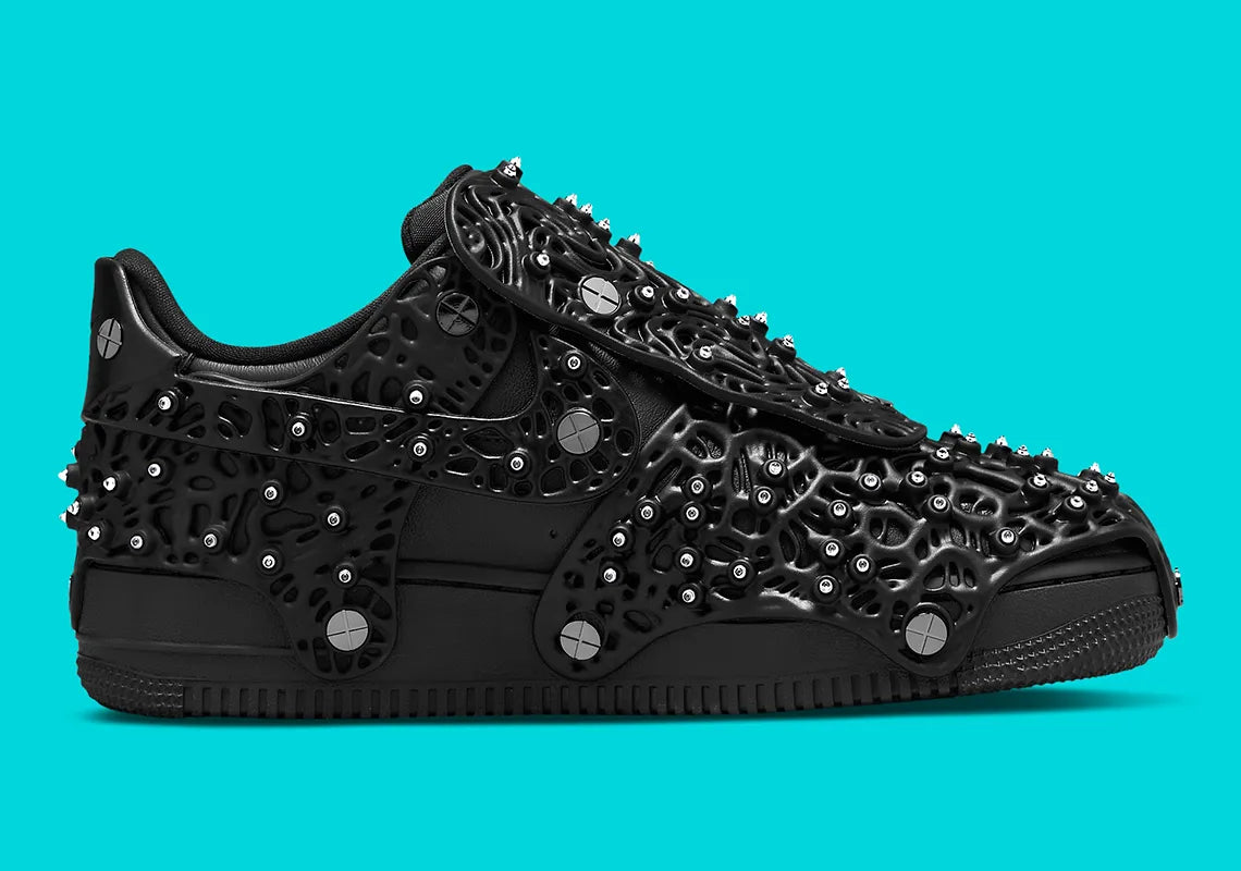 Image de la Nike Air Force 1 Low Swarovski Retroreflective Crystals Black pour femme, sneaker noire en cuir avec Swoosh et panneaux incrustés de cristaux rétro-réfléchissants Swarovski. Vue de profil sur l'intérieur de la chaussure. 