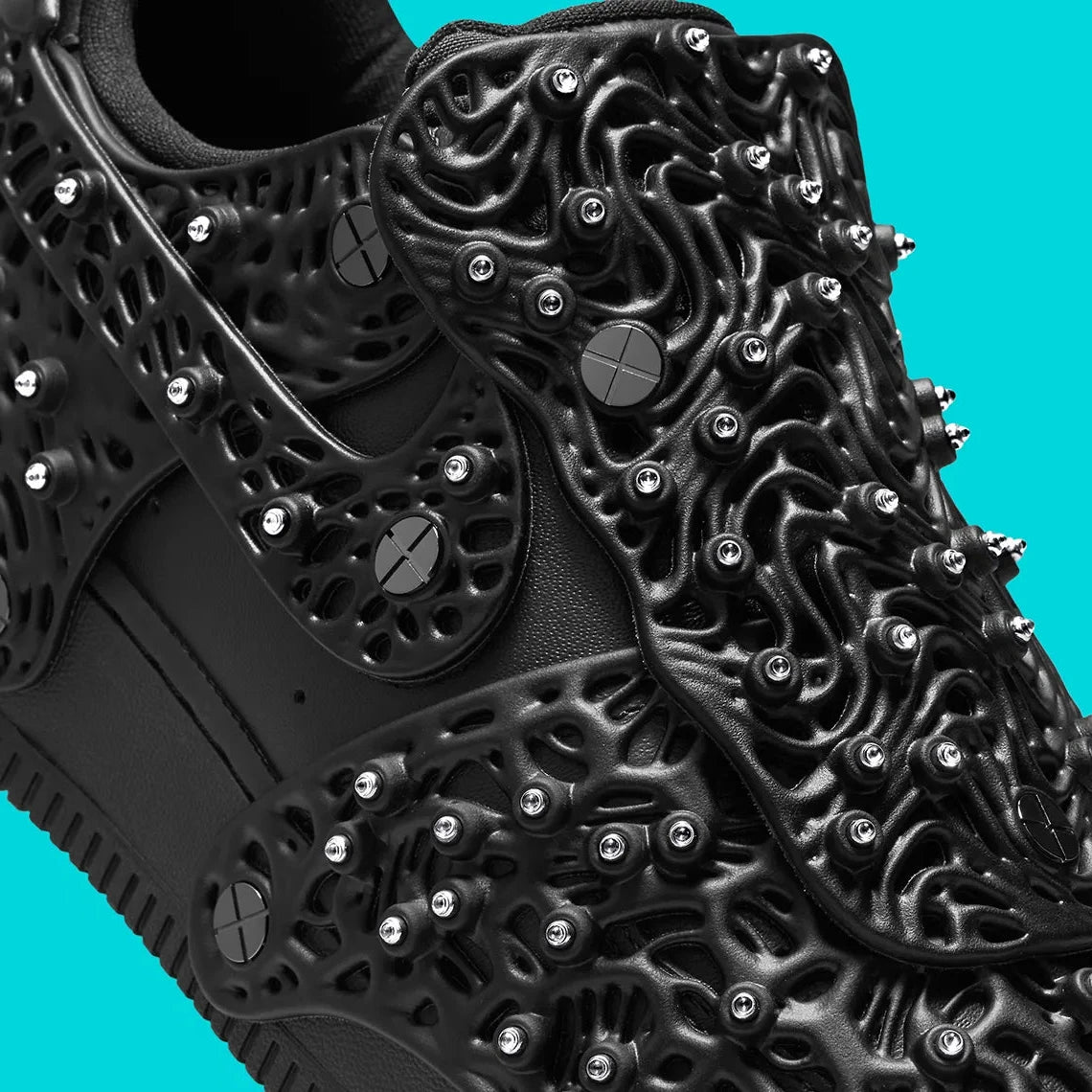 Image de la Nike Air Force 1 Low Swarovski Retroreflective Crystals Black pour femme, sneaker noire en cuir avec Swoosh et panneaux incrustés de cristaux rétro-réfléchissants Swarovski. Vue sur les détails latéraux de la chaussure. 