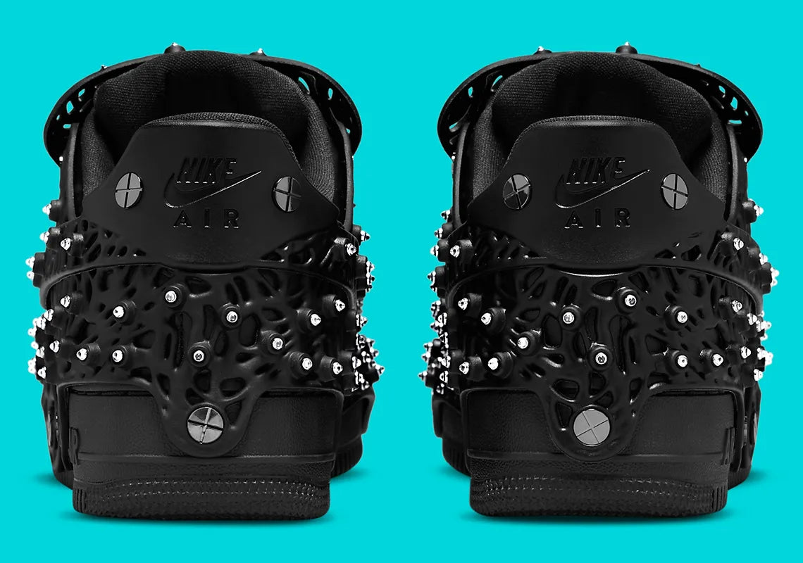 Image de la Nike Air Force 1 Low Swarovski Retroreflective Crystals Black pour femme, sneaker noire en cuir avec Swoosh et panneaux incrustés de cristaux rétro-réfléchissants Swarovski. Vue sur l'arrière de la paire. 