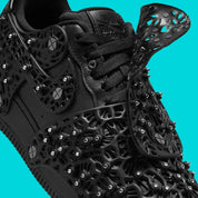 Image de la Nike Air Force 1 Low Swarovski Retroreflective Crystals Black pour femme, sneaker noire en cuir avec Swoosh et panneaux incrustés de cristaux rétro-réfléchissants Swarovski. Vue sur les lacets de la paire. 