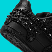 Image de la Nike Air Force 1 Low Swarovski Retroreflective Crystals Black pour femme, sneaker noire en cuir avec Swoosh et panneaux incrustés de cristaux rétro-réfléchissants Swarovski. Vue sur les détails de l'arrière de la chaussure. 