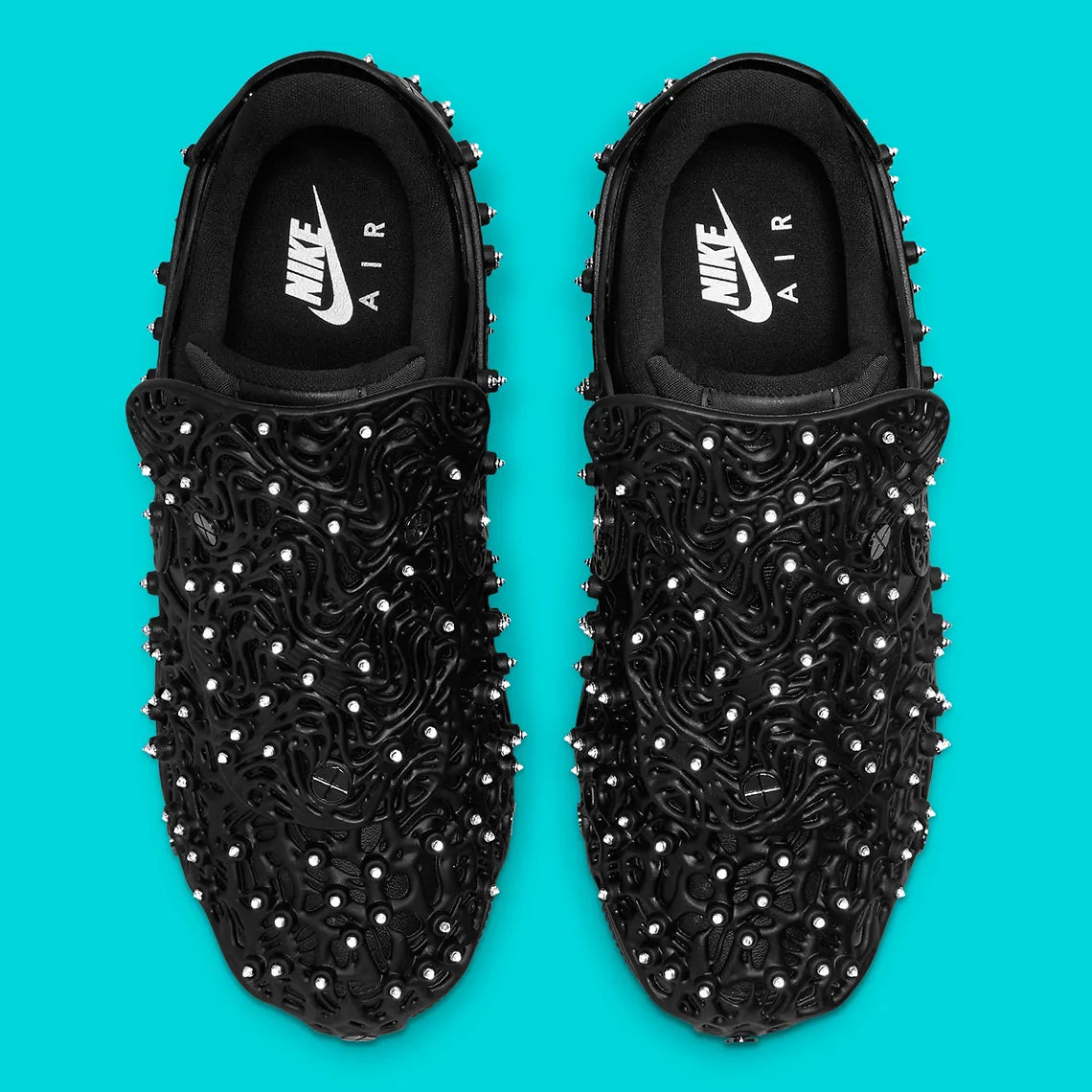 Image de la Nike Air Force 1 Low Swarovski Retroreflective Crystals Black pour femme, sneaker noire en cuir avec Swoosh et panneaux incrustés de cristaux rétro-réfléchissants Swarovski. Vue sur le dessus de la paire. 