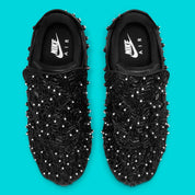Image de la Nike Air Force 1 Low Swarovski Retroreflective Crystals Black pour femme, sneaker noire en cuir avec Swoosh et panneaux incrustés de cristaux rétro-réfléchissants Swarovski. Vue sur le dessus de la paire. 