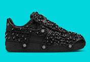 Image de la Nike Air Force 1 Low Swarovski Retroreflective Crystals Black pour femme, sneaker noire en cuir avec Swoosh et panneaux incrustés de cristaux rétro-réfléchissants Swarovski. Vue de profil. 