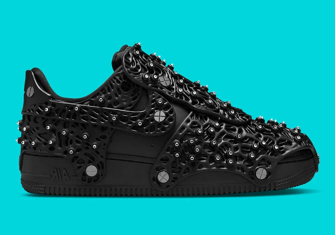 Image de la Nike Air Force 1 Low Swarovski Retroreflective Crystals Black pour femme, sneaker noire en cuir avec Swoosh et panneaux incrustés de cristaux rétro-réfléchissants Swarovski. Vue de profil. 