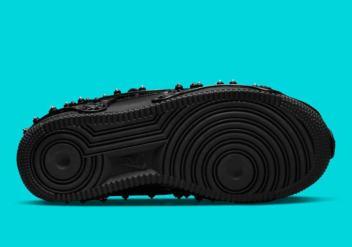 Image de la Nike Air Force 1 Low Swarovski Retroreflective Crystals Black pour femme, sneaker noire en cuir avec Swoosh et panneaux incrustés de cristaux rétro-réfléchissants Swarovski. Vue sur la semelle de la basket. 