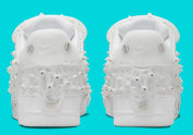 Image de la Nike Air Force 1 Low Swarovski Retroreflective Crystals White pour femme, sneaker blanche avec incrustations de cristaux rétro-réfléchissants Swarovski sur le Swoosh et les panneaux latéraux. Vue sur l'arrière de la paire. 