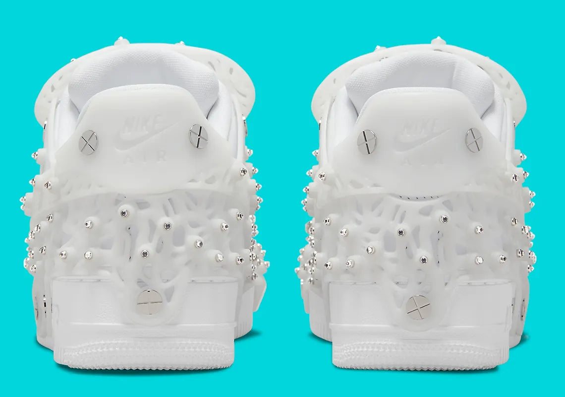 Image de la Nike Air Force 1 Low Swarovski Retroreflective Crystals White pour femme, sneaker blanche avec incrustations de cristaux rétro-réfléchissants Swarovski sur le Swoosh et les panneaux latéraux. Vue sur l'arrière de la paire. 