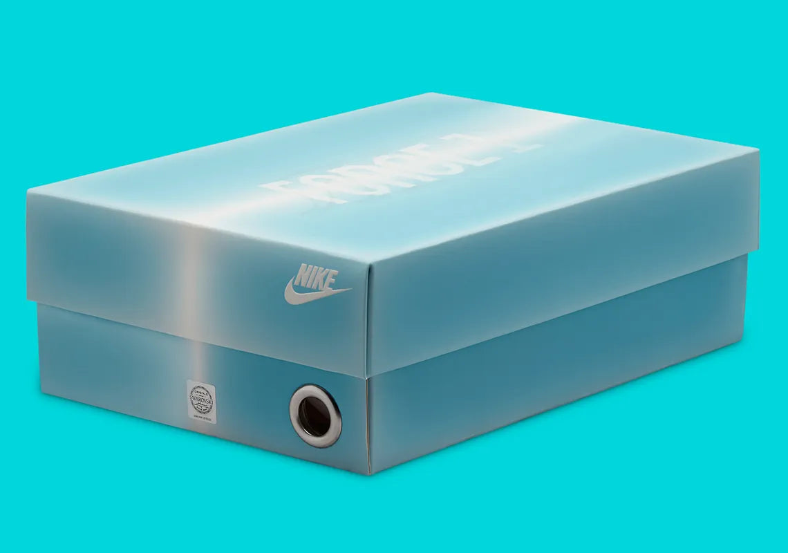 Image de la boite de la Nike Air Force 1 Low Swarovski Retroreflective Crystals White pour femme, sneaker blanche avec incrustations de cristaux rétro-réfléchissants Swarovski sur le Swoosh et les panneaux latéraux.