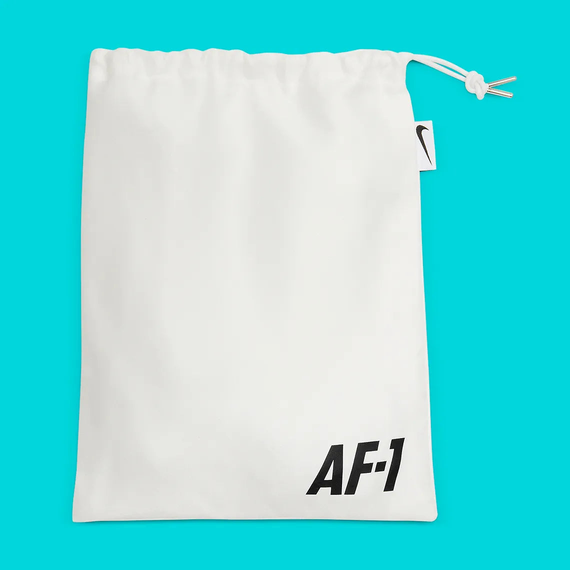 Image du sac de la Nike Air Force 1 Low Swarovski Retroreflective Crystals White pour femme, sneaker blanche avec incrustations de cristaux rétro-réfléchissants Swarovski sur le Swoosh et les panneaux latéraux.