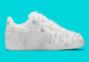 Image de la Nike Air Force 1 Low Swarovski Retroreflective Crystals White pour femme, sneaker blanche avec incrustations de cristaux rétro-réfléchissants Swarovski sur le Swoosh et les panneaux latéraux. Vue de profil sur l'intérieur de la chaussure. 