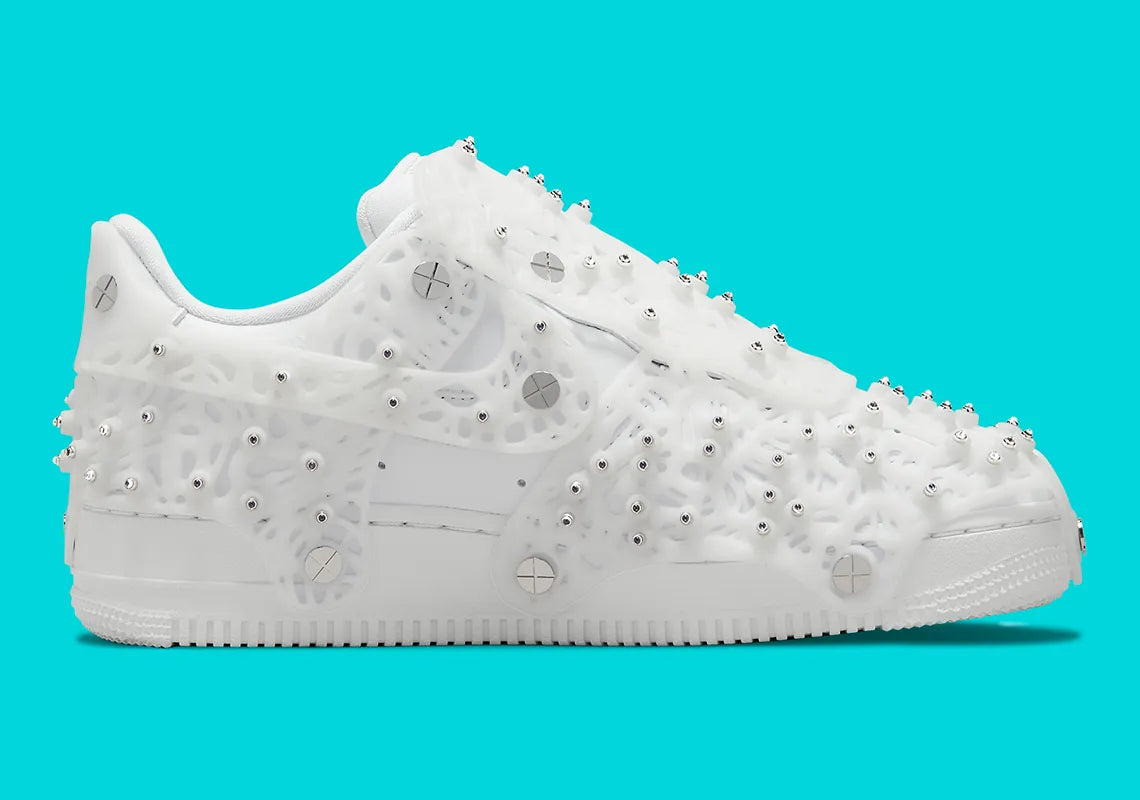 Image de la Nike Air Force 1 Low Swarovski Retroreflective Crystals White pour femme, sneaker blanche avec incrustations de cristaux rétro-réfléchissants Swarovski sur le Swoosh et les panneaux latéraux. Vue de profil sur l'intérieur de la chaussure. 