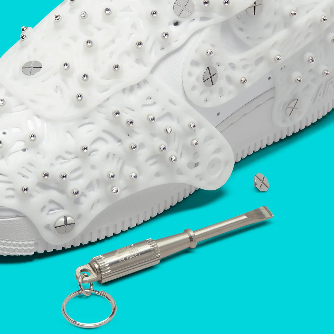 Image du tournevis de la Nike Air Force 1 Low Swarovski Retroreflective Crystals White pour femme, sneaker blanche avec incrustations de cristaux rétro-réfléchissants Swarovski sur le Swoosh et les panneaux latéraux.