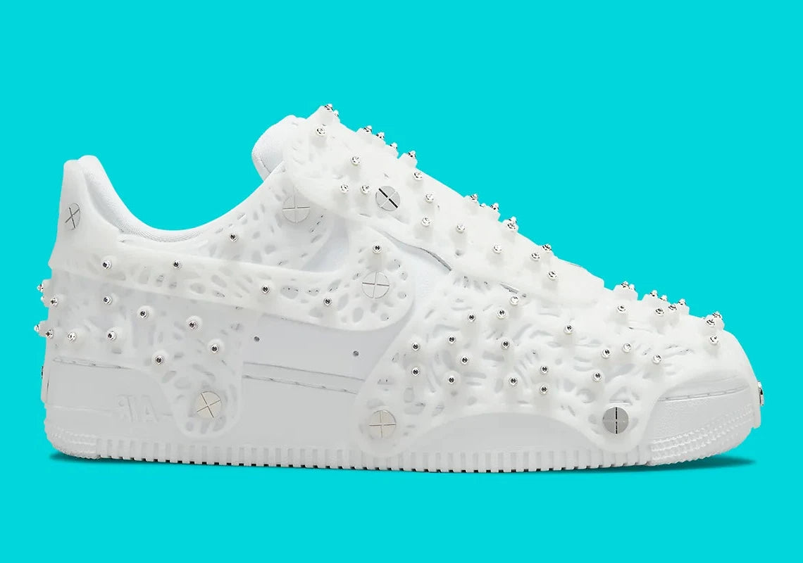 Image de la Nike Air Force 1 Low Swarovski Retroreflective Crystals White pour femme, sneaker blanche avec incrustations de cristaux rétro-réfléchissants Swarovski sur le Swoosh et les panneaux latéraux. Vue de profil. 