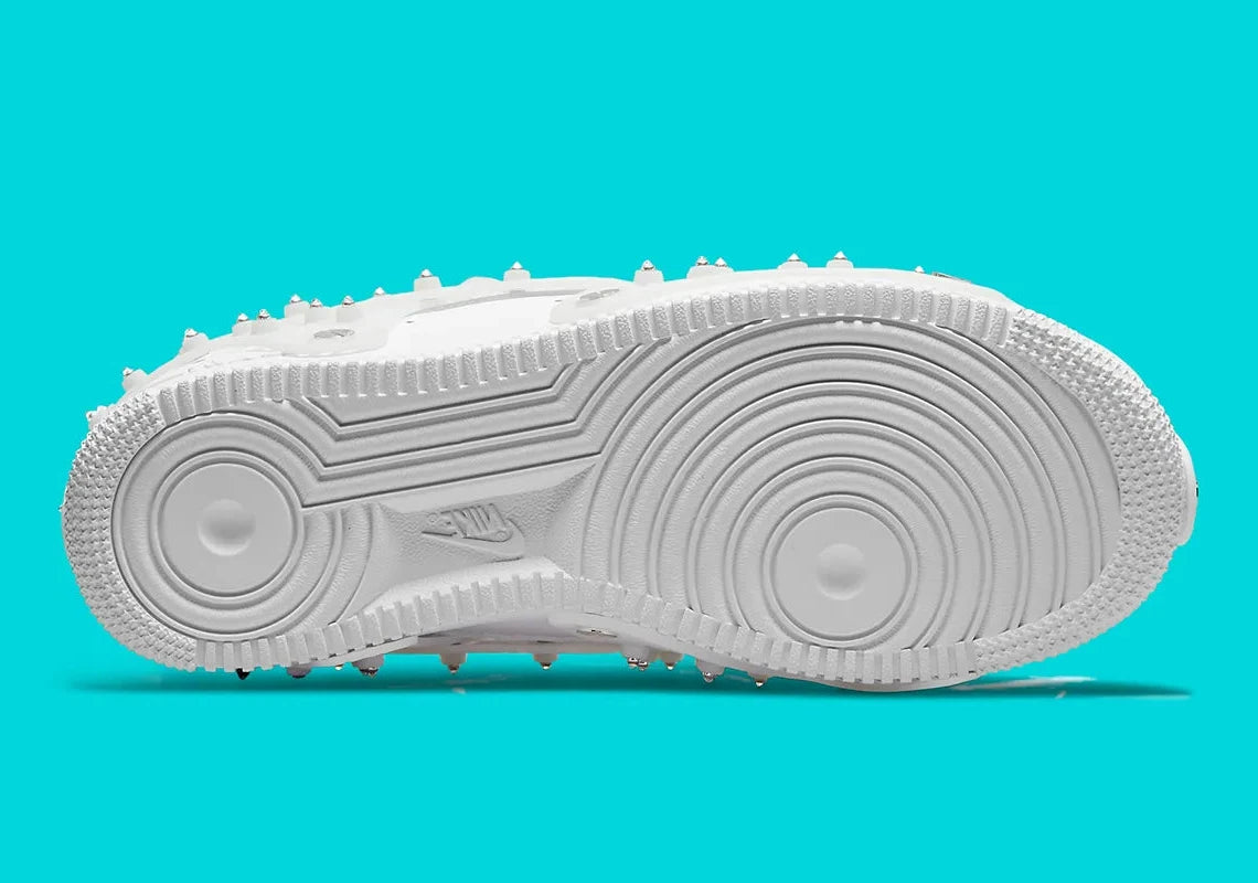 Image de la Nike Air Force 1 Low Swarovski Retroreflective Crystals White pour femme, sneaker blanche avec incrustations de cristaux rétro-réfléchissants Swarovski sur le Swoosh et les panneaux latéraux. Vue sur la semelle de la chaussure. 