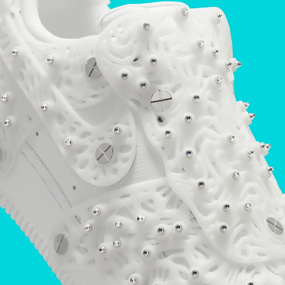 Image de la Nike Air Force 1 Low Swarovski Retroreflective Crystals White pour femme, sneaker blanche avec incrustations de cristaux rétro-réfléchissants Swarovski sur le Swoosh et les panneaux latéraux. Vue zoomée sur les détails latéraux de la paire. 