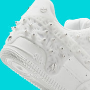 Image de la Nike Air Force 1 Low Swarovski Retroreflective Crystals White pour femme, sneaker blanche avec incrustations de cristaux rétro-réfléchissants Swarovski sur le Swoosh et les panneaux latéraux. Vue sur les détails à l'arrière de la chaussure. 