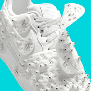 Image de la Nike Air Force 1 Low Swarovski Retroreflective Crystals White pour femme, sneaker blanche avec incrustations de cristaux rétro-réfléchissants Swarovski sur le Swoosh et les panneaux latéraux. Vue sur les détails de la paire. 