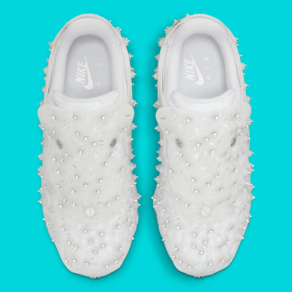 Image de la Nike Air Force 1 Low Swarovski Retroreflective Crystals White pour femme, sneaker blanche avec incrustations de cristaux rétro-réfléchissants Swarovski sur le Swoosh et les panneaux latéraux. Vue sur le dessus de la paire. 