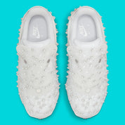 Image de la Nike Air Force 1 Low Swarovski Retroreflective Crystals White pour femme, sneaker blanche avec incrustations de cristaux rétro-réfléchissants Swarovski sur le Swoosh et les panneaux latéraux. Vue sur le dessus de la paire. 