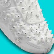 Image de la Nike Air Force 1 Low Swarovski Retroreflective Crystals White pour femme, sneaker blanche avec incrustations de cristaux rétro-réfléchissants Swarovski sur le Swoosh et les panneaux latéraux. Vue zoomée sur les détails de la toe-box. 