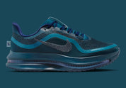 Image de la Nike Air Zoom Pegasus Premium Swarovski Blue Force, sneaker en mesh bleu nuit avec Swoosh incrusté de cristaux Swarovski et semelle Zoom Air technique. Vue de profil. 