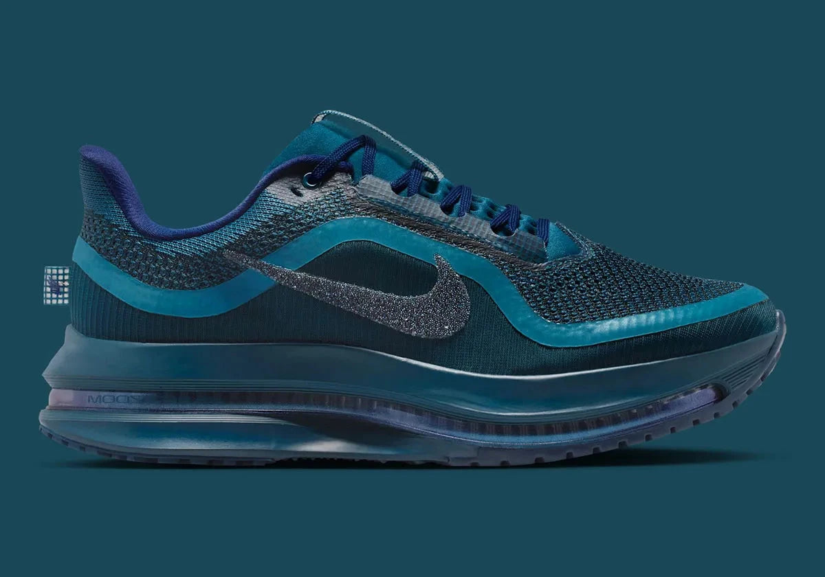 Image de la Nike Air Zoom Pegasus Premium Swarovski Blue Force, sneaker en mesh bleu nuit avec Swoosh incrusté de cristaux Swarovski et semelle Zoom Air technique. Vue de profil. 