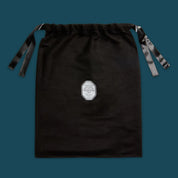 Image du sac de la Nike Air Zoom Pegasus Premium Swarovski Blue Force, sneaker en mesh bleu nuit avec Swoosh incrusté de cristaux Swarovski et semelle Zoom Air technique.