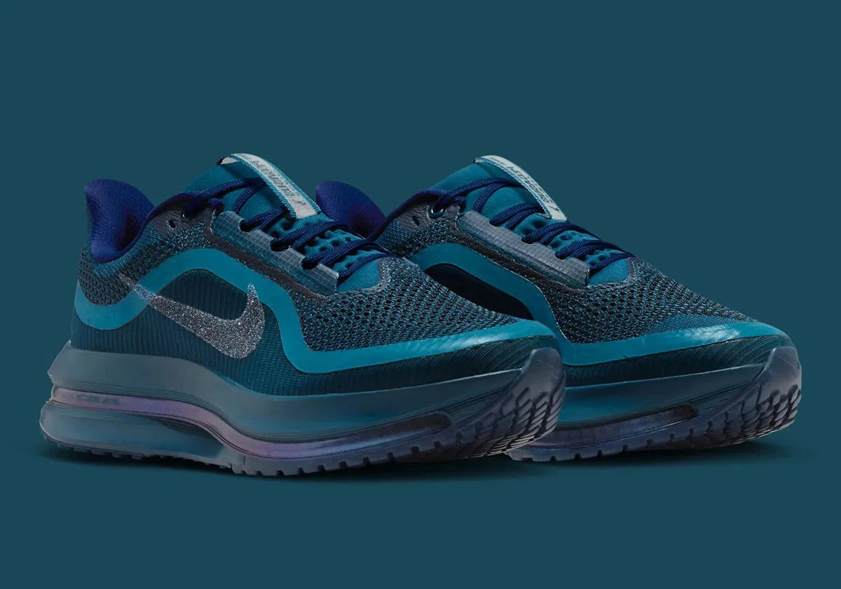 Image de la Nike Air Zoom Pegasus Premium Swarovski Blue Force, sneaker en mesh bleu nuit avec Swoosh incrusté de cristaux Swarovski et semelle Zoom Air technique. Vue de 3/4 face. 