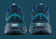 Image de la Nike Air Zoom Pegasus Premium Swarovski Blue Force, sneaker en mesh bleu nuit avec Swoosh incrusté de cristaux Swarovski et semelle Zoom Air technique. Vue de derrière. 