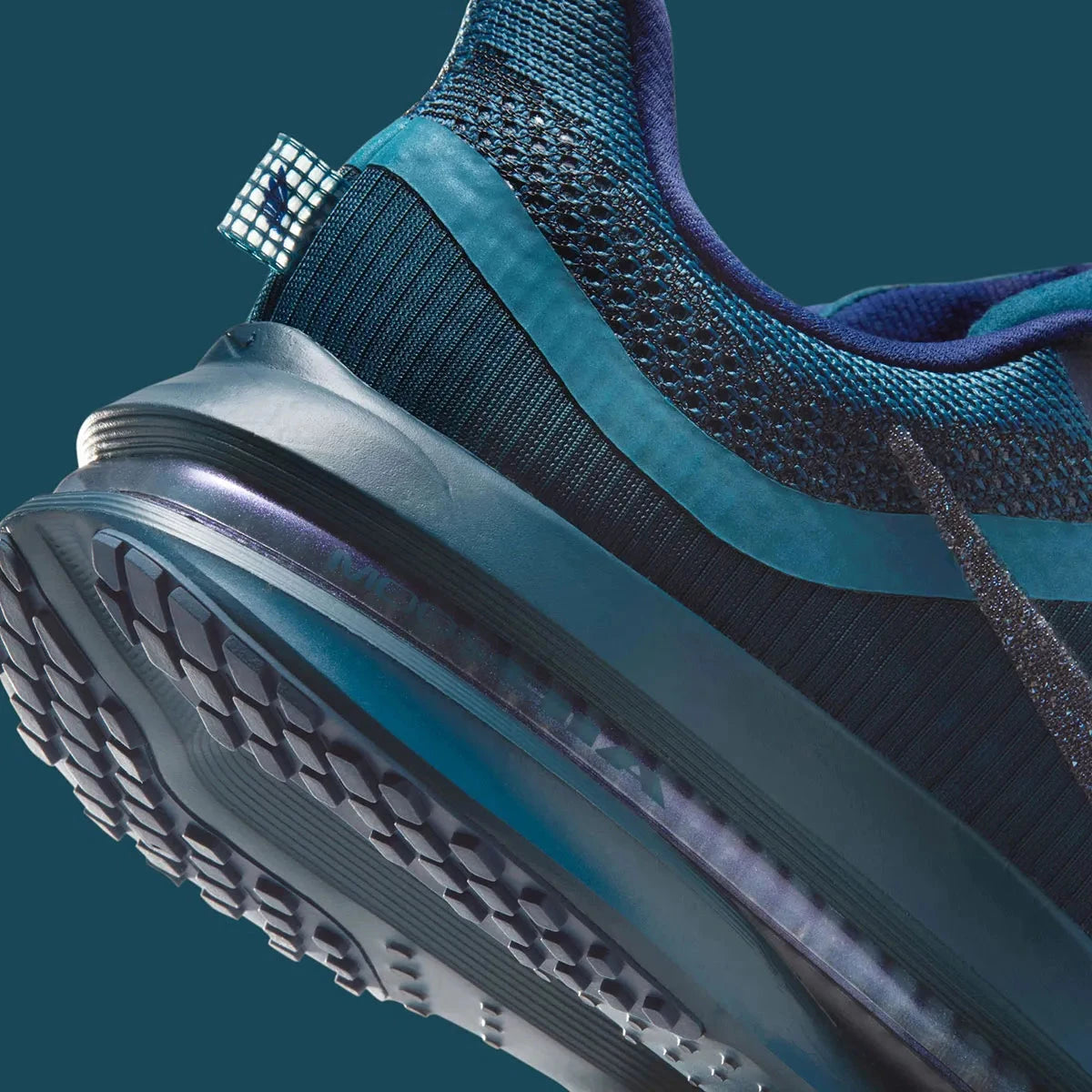 Image de la Nike Air Zoom Pegasus Premium Swarovski Blue Force, sneaker en mesh bleu nuit avec Swoosh incrusté de cristaux Swarovski et semelle Zoom Air technique. Vue sur les détails à l'arrière de la basket. 