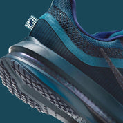 Image de la Nike Air Zoom Pegasus Premium Swarovski Blue Force, sneaker en mesh bleu nuit avec Swoosh incrusté de cristaux Swarovski et semelle Zoom Air technique. Vue sur les détails à l'arrière de la basket. 