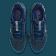 Image de la Nike Air Zoom Pegasus Premium Swarovski Blue Force, sneaker en mesh bleu nuit avec Swoosh incrusté de cristaux Swarovski et semelle Zoom Air technique. Vue du dessus. 