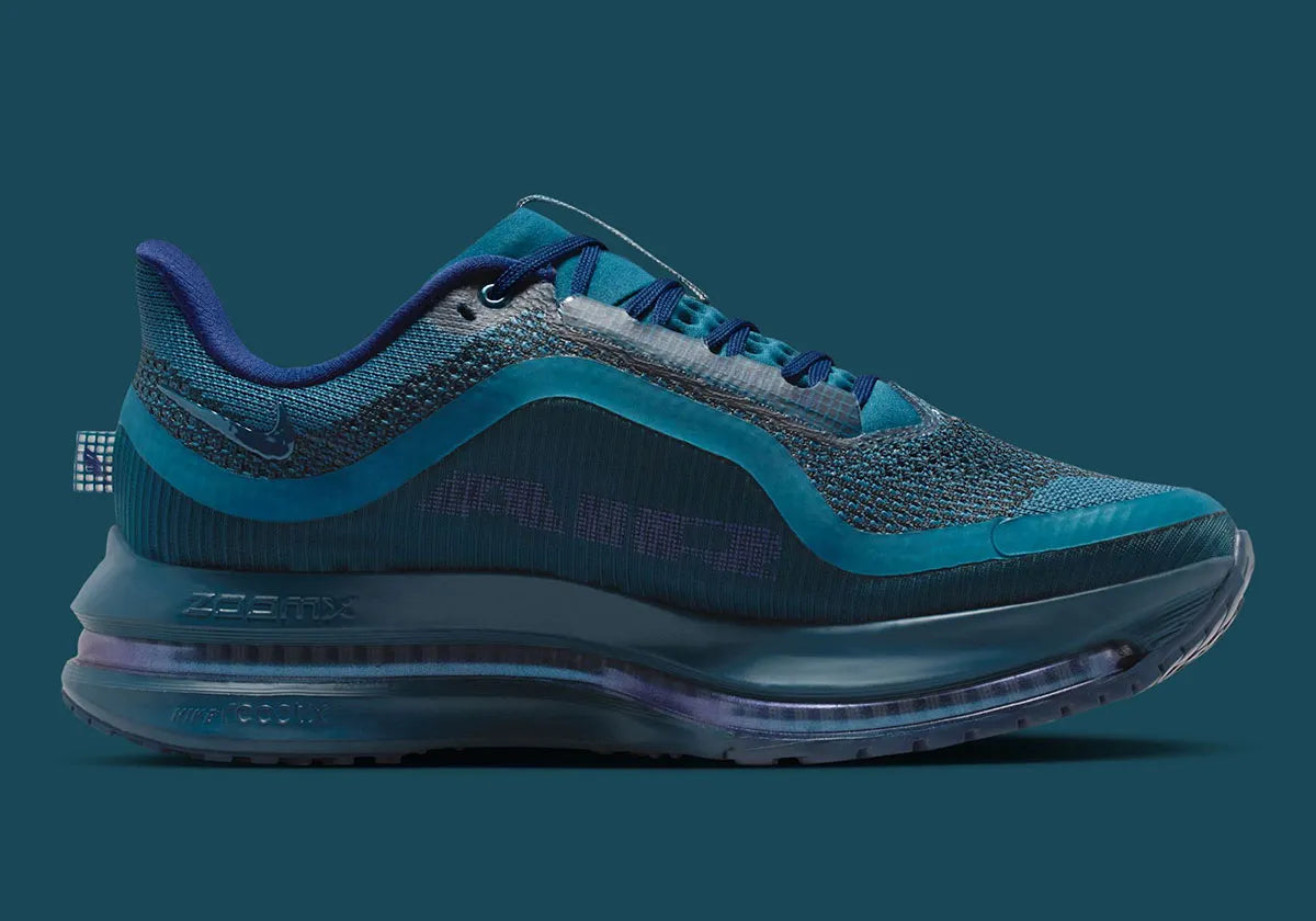 Image de la Nike Air Zoom Pegasus Premium Swarovski Blue Force, sneaker en mesh bleu nuit avec Swoosh incrusté de cristaux Swarovski et semelle Zoom Air technique. Vue de profil sur l'intérieur de la chaussure. 