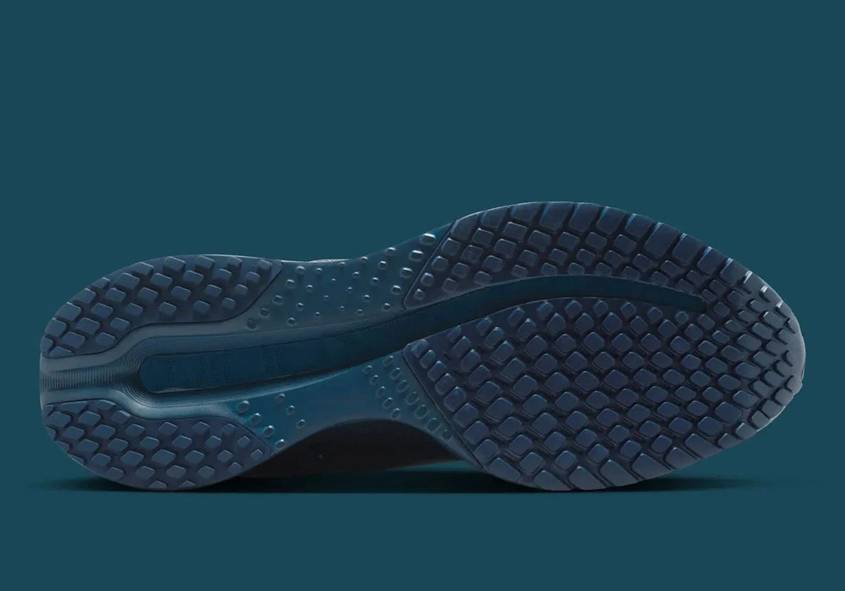 Image de la Nike Air Zoom Pegasus Premium Swarovski Blue Force, sneaker en mesh bleu nuit avec Swoosh incrusté de cristaux Swarovski et semelle Zoom Air technique. Vue sur la semelle de la chaussure. 