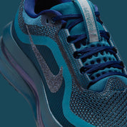 Image de la Nike Air Zoom Pegasus Premium Swarovski Blue Force, sneaker en mesh bleu nuit avec Swoosh incrusté de cristaux Swarovski et semelle Zoom Air technique. Vue zoomée sur les détails de la paire. 