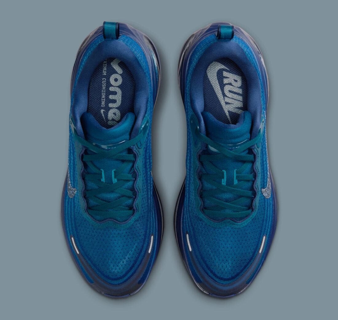 Image de la Nike Vomero Plus Swarovski Blue Force, sneaker en mesh bleu avec empiècements métallisés et cristaux Swarovski sur le Swoosh et les panneaux latéraux. Vue sur le dessus de la chaussure. 