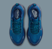 Image de la Nike Vomero Plus Swarovski Blue Force, sneaker en mesh bleu avec empiècements métallisés et cristaux Swarovski sur le Swoosh et les panneaux latéraux. Vue sur le dessus de la chaussure. 