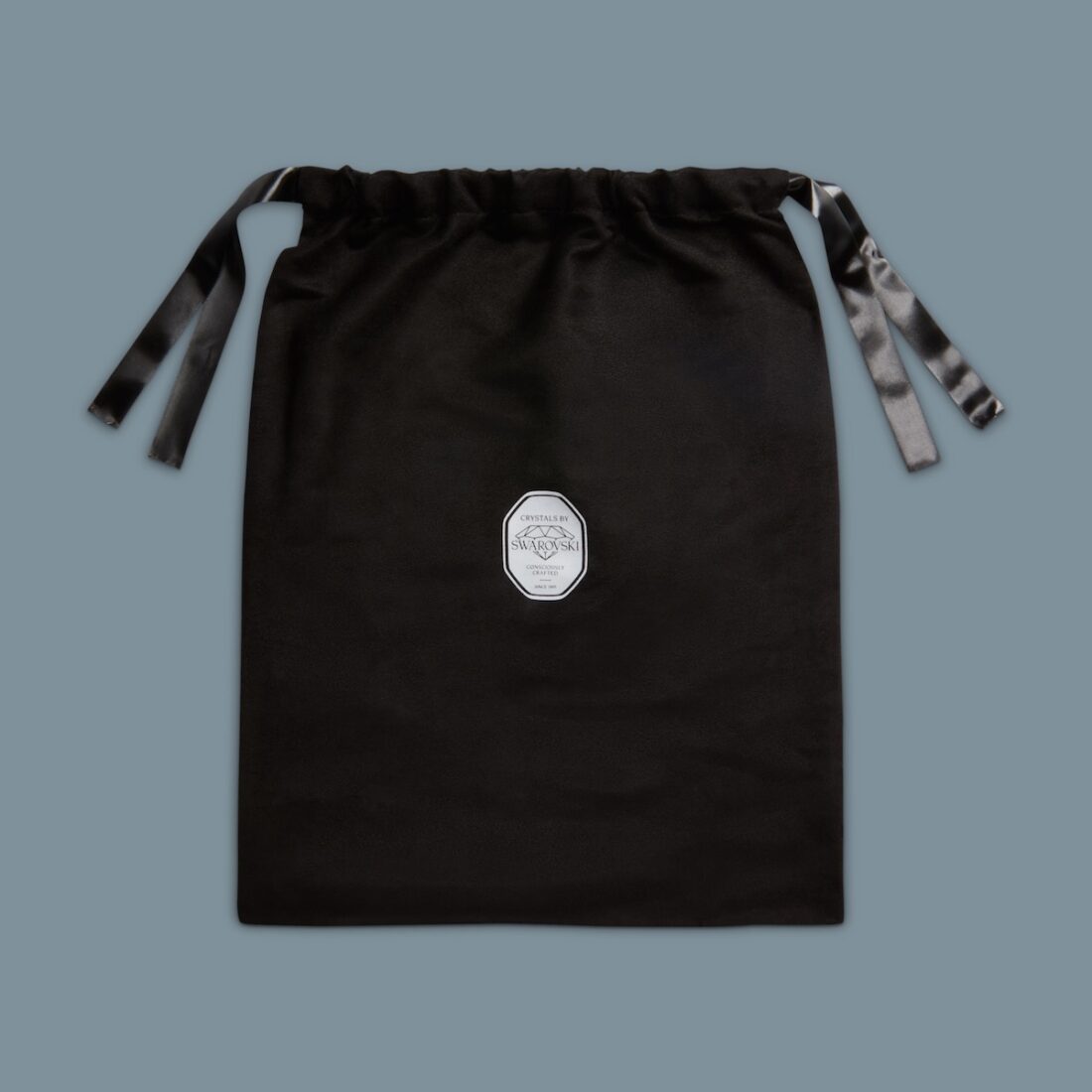 Image du sac de la Nike Vomero Plus Swarovski Blue Force, sneaker en mesh bleu avec empiècements métallisés et cristaux Swarovski sur le Swoosh et les panneaux latéraux.