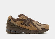 Sneaker New Balance 1906D en mesh beige, suède brun premium, finition brute Protection Pack, amorti ABZORB et N-ergy, édition exclusive size?