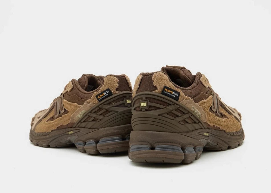 Sneaker New Balance 1906D en mesh beige, suède brun premium, finition brute Protection Pack, amorti ABZORB et N-ergy, édition exclusive size?
