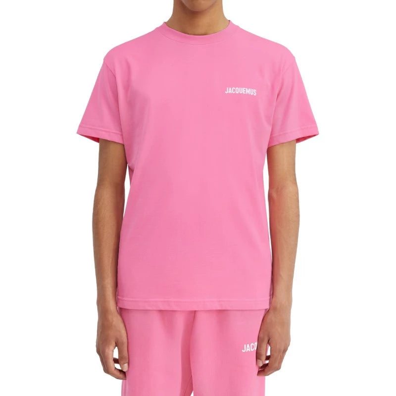 tee shirt jacquemus rose basique , oversize , avec jaquemus écrit en haut a droite , vue de face